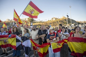 29/08/2026 Decenas de personas durante una manifestación pacífica, a 29 de agosto de 2026, en Ceuta (España). La movilización, de marcado carácter pacífico, ha sido convocada por varias asociaciones vecinales bajo el lema 'Ceuta unida, Ceuta en paz'. Otra marcha prevista para esta noche ha sido finalmente cancelada por sus organizadores para evitar que se les unan personas "que alienten la violencia", alertados por la posible llegada de grupos ultra.
POLITICA
Marcos Moreno - Europa Press