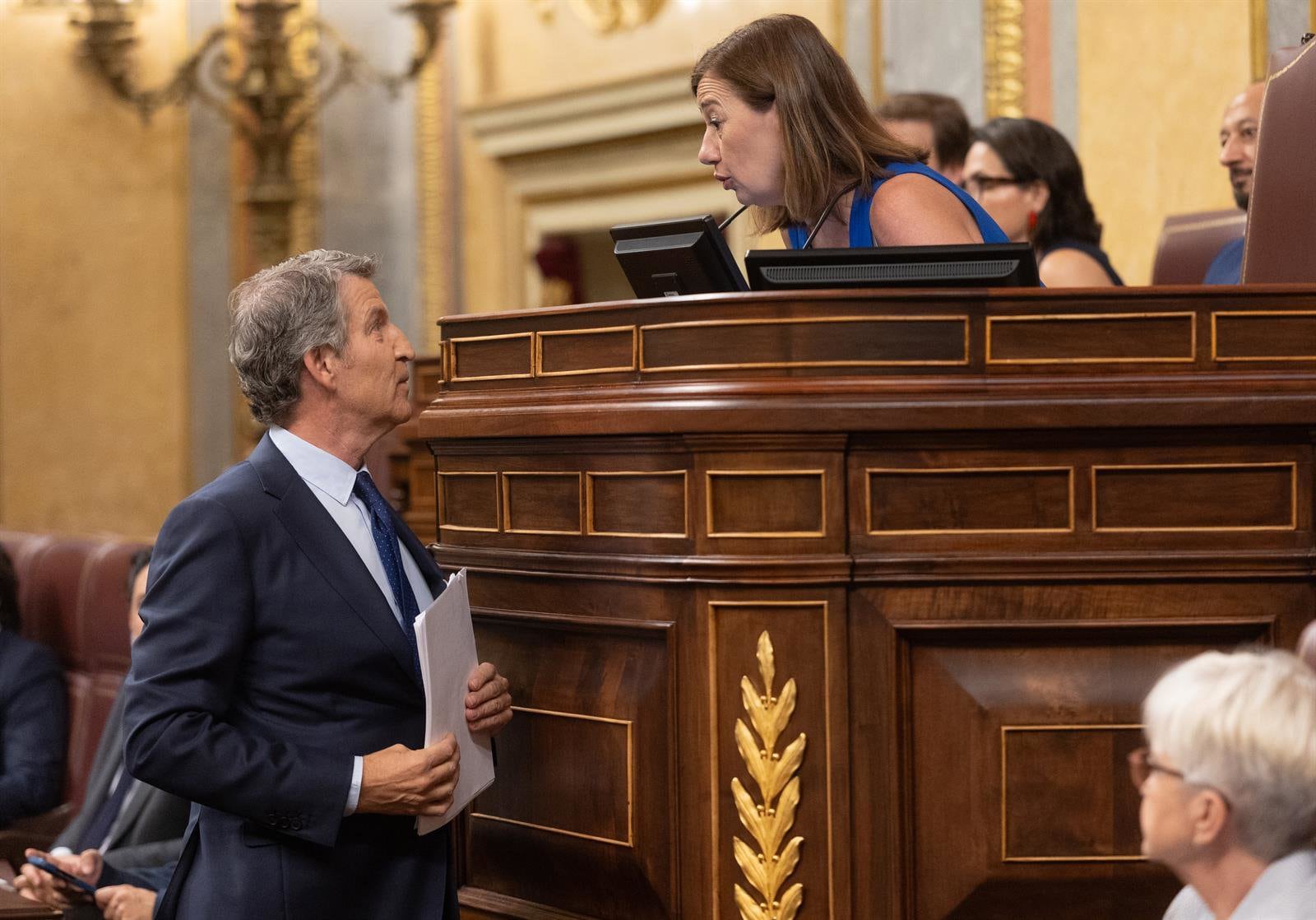 Armengol llama a la movilización de las mujeres y reprende a Feijóo por considerarse feminista: "Nos toma el pelo"