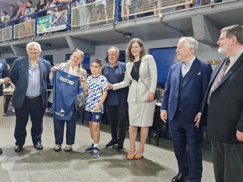 Faustino Oro recibe de parte