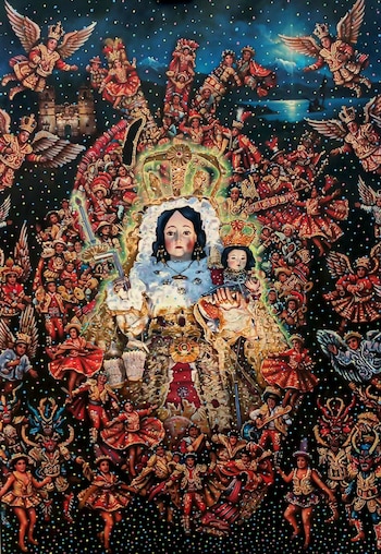 Pintura con la Virgen de la Candelaria y el Niño Jesús al centro, rodeados por ángeles, danzantes con trajes brillantes y puntos de colores