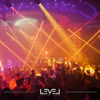 Un empleado del abr "Level"