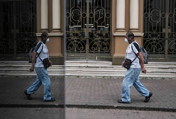 El uso de mascarilla, la reducción del tiempo en exteriores y la suspensión de actividad física ante síntomas forman parte de las recomendaciones. (EFE/Jeffrey Arguedas/Archivo)