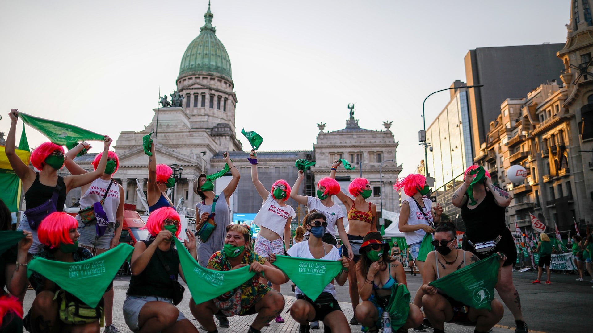 Barbijos verdes, pañuelos del mismo color, pelucas fluo. Mujeres en las calles para respaldar la aprobación de la ley del aborto (AP)