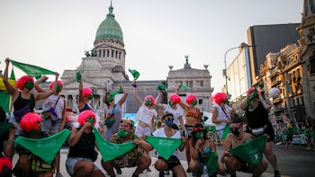 Barbijos verdes, pañuelos del mismo