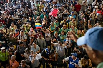 AME7457. CARACAS (VENEZUELA), 25/03/2026.- Trabajadores y estudiantes de la Universidad Central de Venezuela (UCV) participan en una manifestación para exigir mejoras salariales este miércoles, en Caracas (Venezuela). EFE/ Miguel Gutiérrez