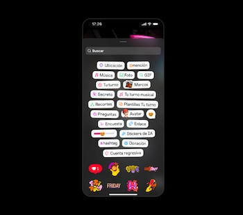 Vista de la bandeja de stickers en Instagram, donde se encuentran categorías como ubicación, música, GIF, encuestas y más, listas para personalizar historias y reels. (Foto: Instagram)
