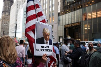 Los partidarios de Trump se encuentran afuera de la Torre Trump tras el anuncio del veredicto en el juicio penal del ex presidente estadounidense Donald Trump. REUTERS/Andrew Kelly