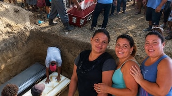 Entre lágrimas y clamor de justicia, sepultan a once de las víctimas de la masacre en Trujillo, Honduras
