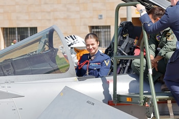 La princesa de Asturias, en la cabina de
un reactor Eurofighter (C.16). (© Casa de S.M. el Rey)