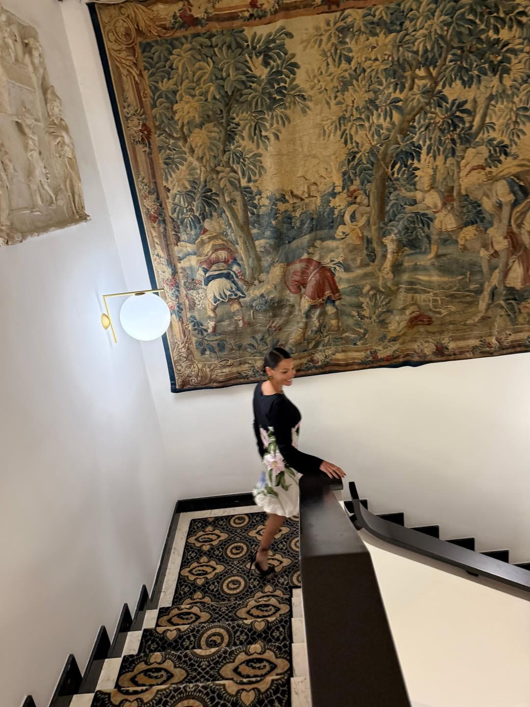 El recorrido de Pampita y Martín Pepa por Inglaterra incluyó una visita a Petworth, en West Sussex, donde mostraron calles adoquinadas y fachadas antiguas (Instagram)