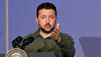 Zelenski cesa a un comandante