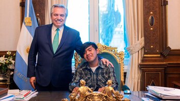 Alberto Fernández junto a Maximiliano