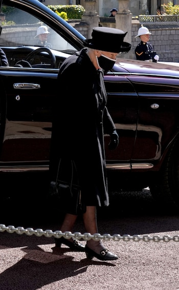 La reina Isabel II no participó del cortejo fúnebre a pie, sino que se movilizó en su auto