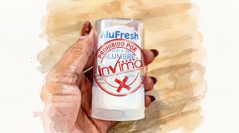 Una mano sostiene un desodorante AluFresh con un sello rojo que dice "Prohibido por Invima". Una cruz roja aparece sobre el texto. La imagen es una acuarela.