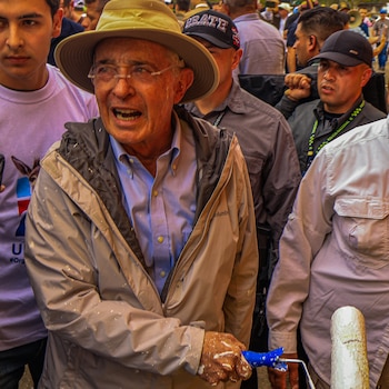 El expresidente Álvaro Uribe cubrió con brocha el grafiti que activistas pintaron cerca de su finca y políticos cruzaron acusaciones por el episodio - crédito Hernán Muriel/X