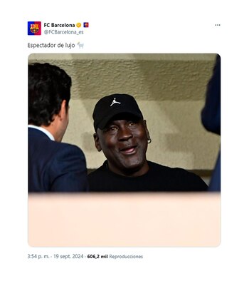 Michael Jordan mirando el partido