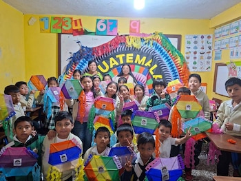 Los barriletes gigantes se elevan en Sumpango y Santiago Sacatepéquez cada 1 de noviembre para conmemorar el Día de Todos los Santos.