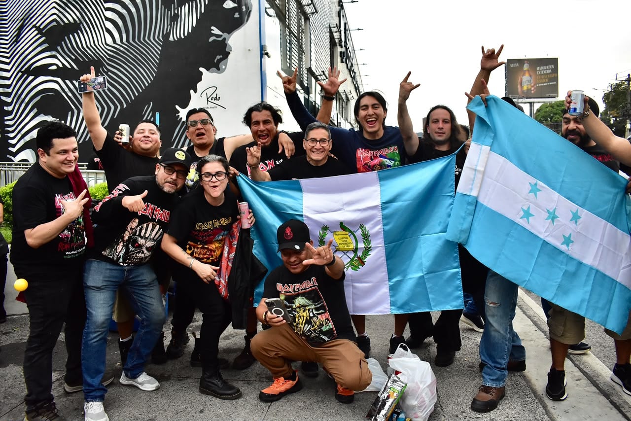 De Uruguay a Honduras y Guatemala, los países de origen de los fanáticos que viajaron a ver a Iron Maiden en El Salvador (Foto Infobae Centroamérica / Emerson Del Cid)