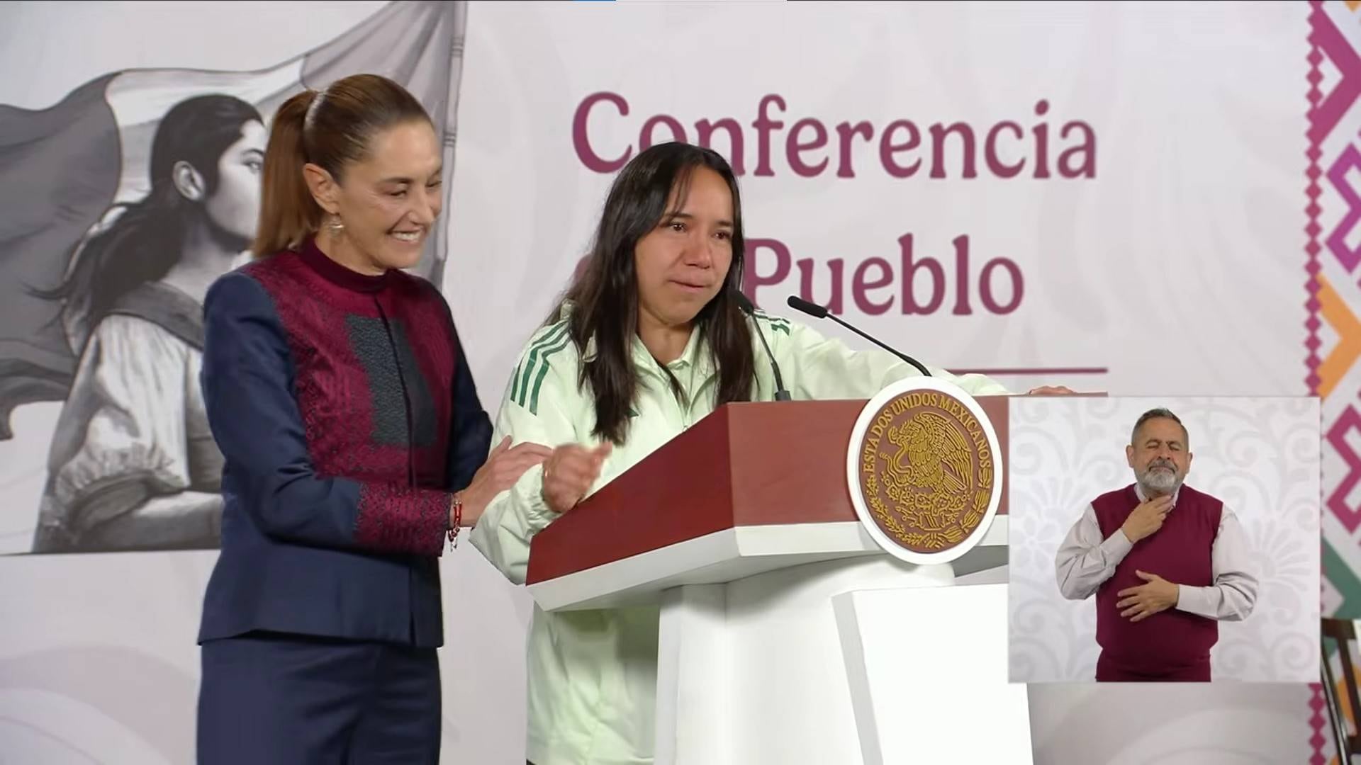 La delantera mexicana confesó que a comienzos de su carrera tuvo que batallar con el tema salarial, pero es algo que no solo pasa en México, sino a nivel mundial cuando jugó en España. (Conferencia mañanera captura de video)
