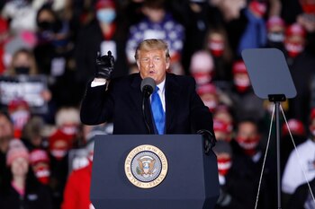 La postura de AMLO fue duramente criticada e incluso como una forma de reconocer las impugnaciones de Trump (Foto: Kamil Krzaczynski/ EFE)