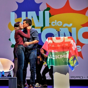 Irene Montero junto a su