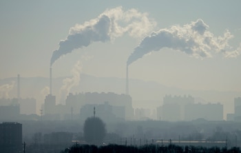 Una centra eléctrica de carbón se ve desde un tren de Beijing a Shenyang en el noroeste de China, el 3 de enero de 2026 (AP/Ng Han Guan)