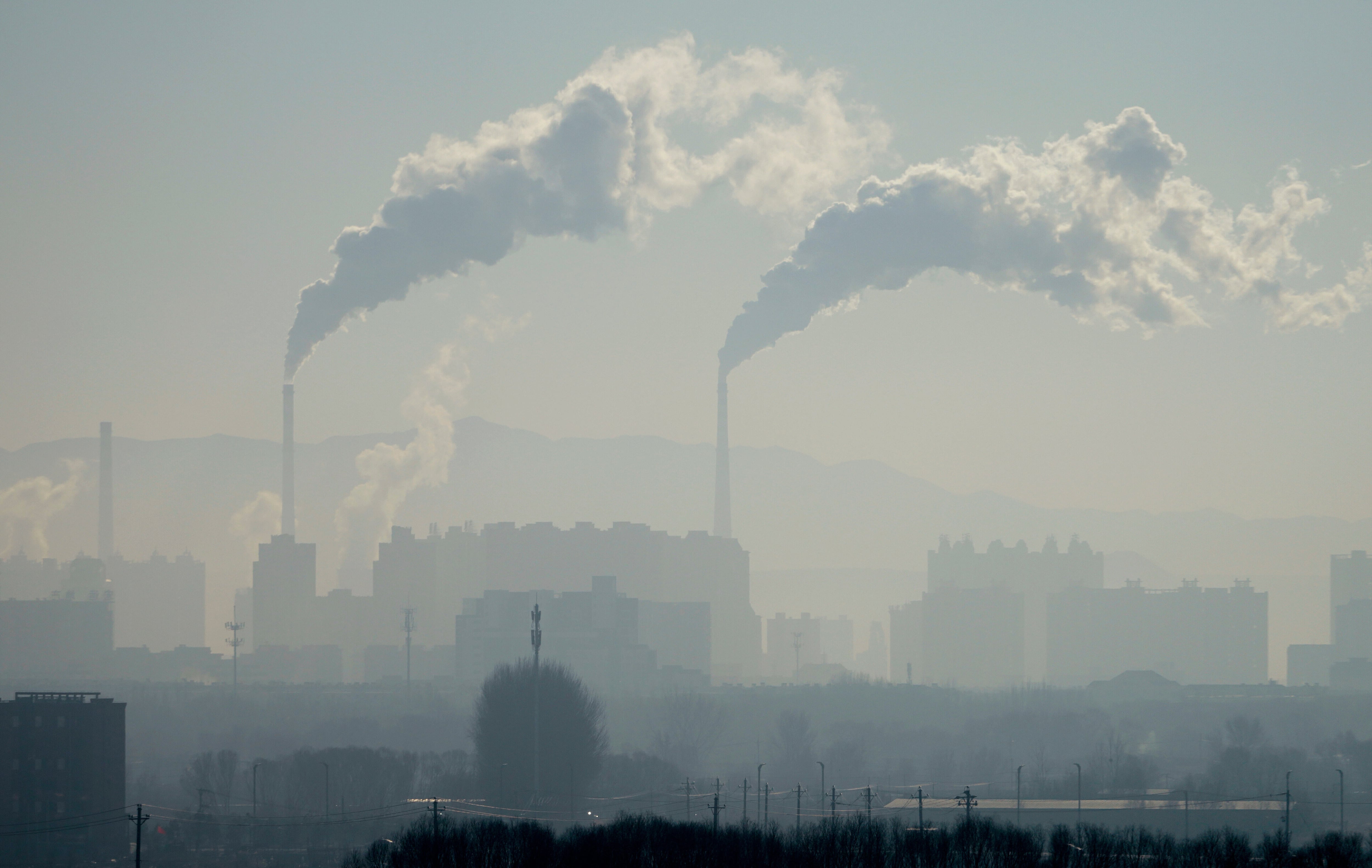 Una centra eléctrica de carbón se ve desde un tren de Beijing a Shenyang en el noroeste de China, el 3 de enero de 2026 (AP/Ng Han Guan)