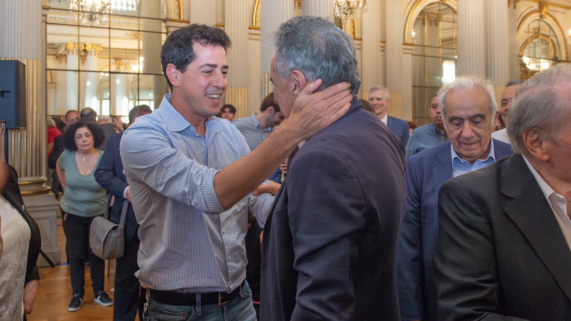 El Senador Nacional Wado de Pedro y su afectuoso saludo a Bugge