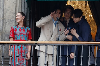 La presidenta de México, Claudia Sheinbaum (i) reacciona junto a los integrantes del grupo surcoreano de K-pop BTS, durante una visita al Palacio Nacional de Ciudad de México (México). Imagen de archivo. EFE/ Sáshenka Gutiérrez