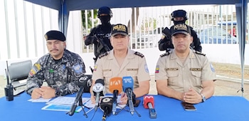 El coronel Milton Montalvo, jefe de la subzona de Manabí (c); el coronel Lenín Peralta, jefe del distrito Portoviejo (d); y el mayor Jorge Coello, del Grupo de Operaciones Especiales de la Policía (i). (X/Policía Ecuador)