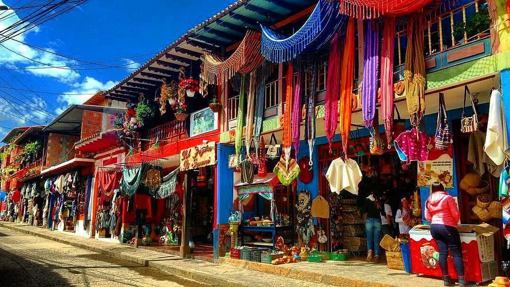 Ráquira es uno de los destinos turísticos más reconocidos de Boyacá por sus artesanías, sus fachadas coloridas y sus tradiciones - crédito TripAdvisor