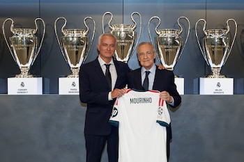 José Mourinho junto al presidente del club, Florentino Pérez, durante su acto de presentación como nuevo entrenador del Real Madrid. (Antonio Villalba/EFE)