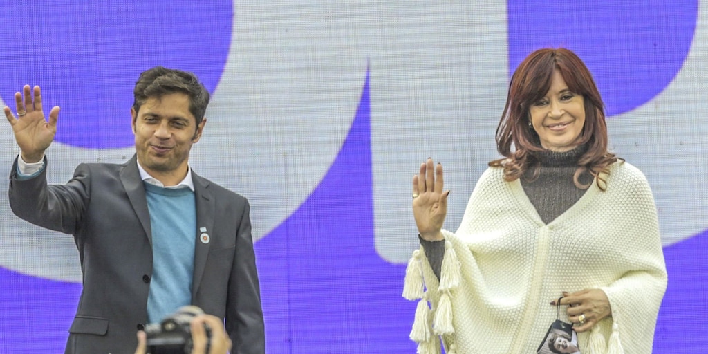 Axel Kicillof y Cristina Kirchner saludan desde un escenario