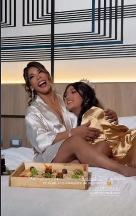 Karen Dejo sorprendió a su hija en sus 15 años con un regalo especial y le dedicó una canción en vivo. Captura: IG @karendejoy.