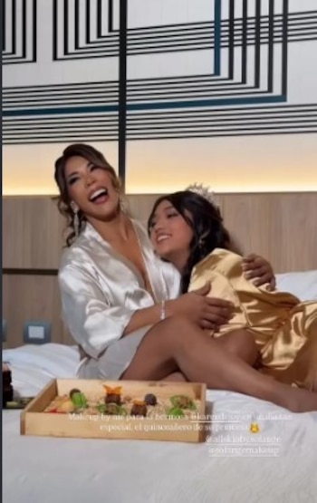 Karen Dejo sorprendió a su hija en sus 15 años con un regalo especial y le dedicó una canción en vivo. Captura: IG @karendejoy.