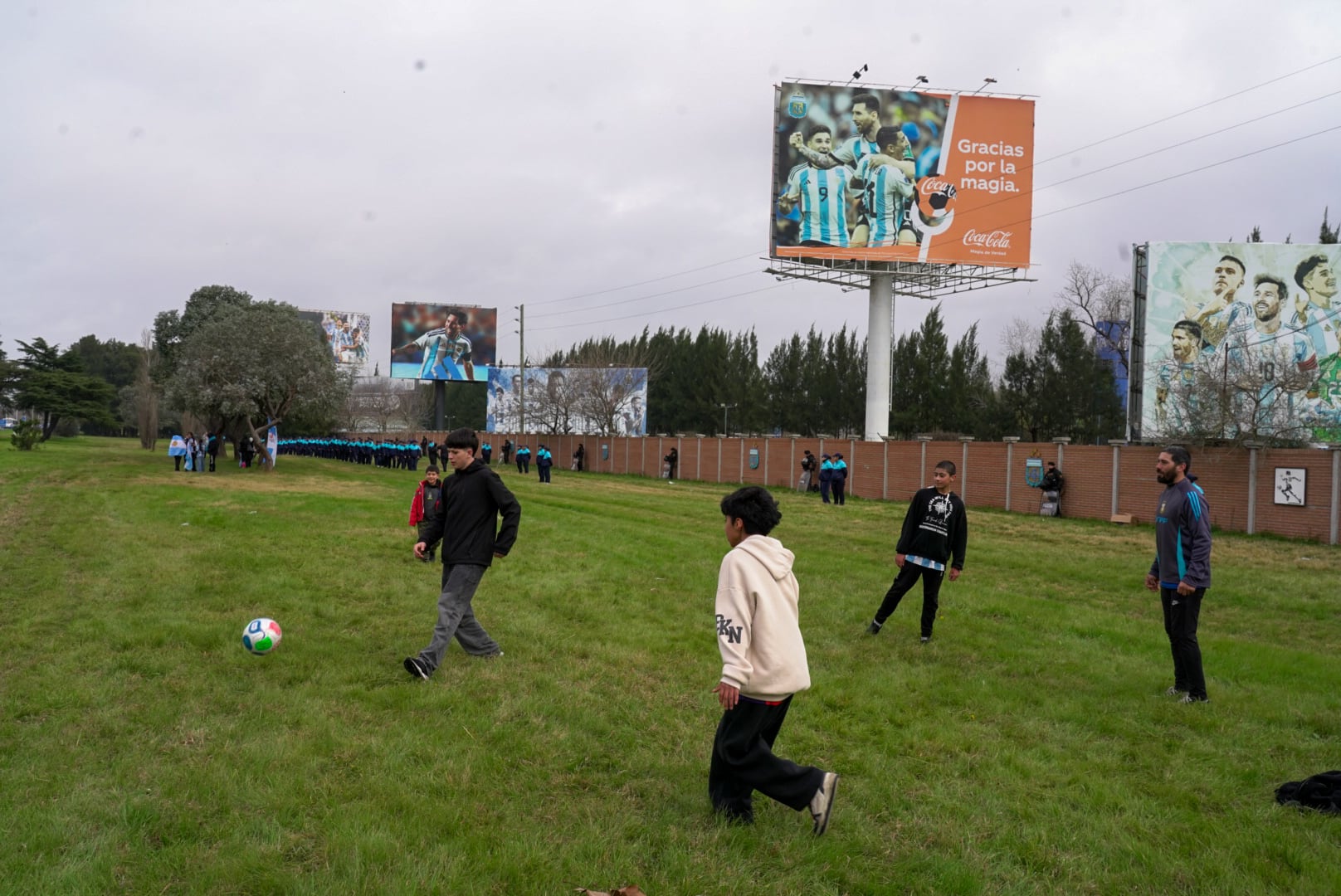 Poco a poco, más personas se juntan en los alrededores del predio de Ezeiza