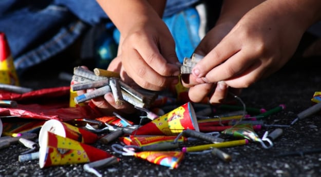 La American Academy of Pediatrics estima que 37% de las atenciones de urgencias por fuegos artificiales se relaciona con quemaduras y 19% con lesiones oculares. (Secretaría de Salud Michoacán)