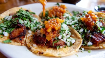 Cada ingrediente de la salsa