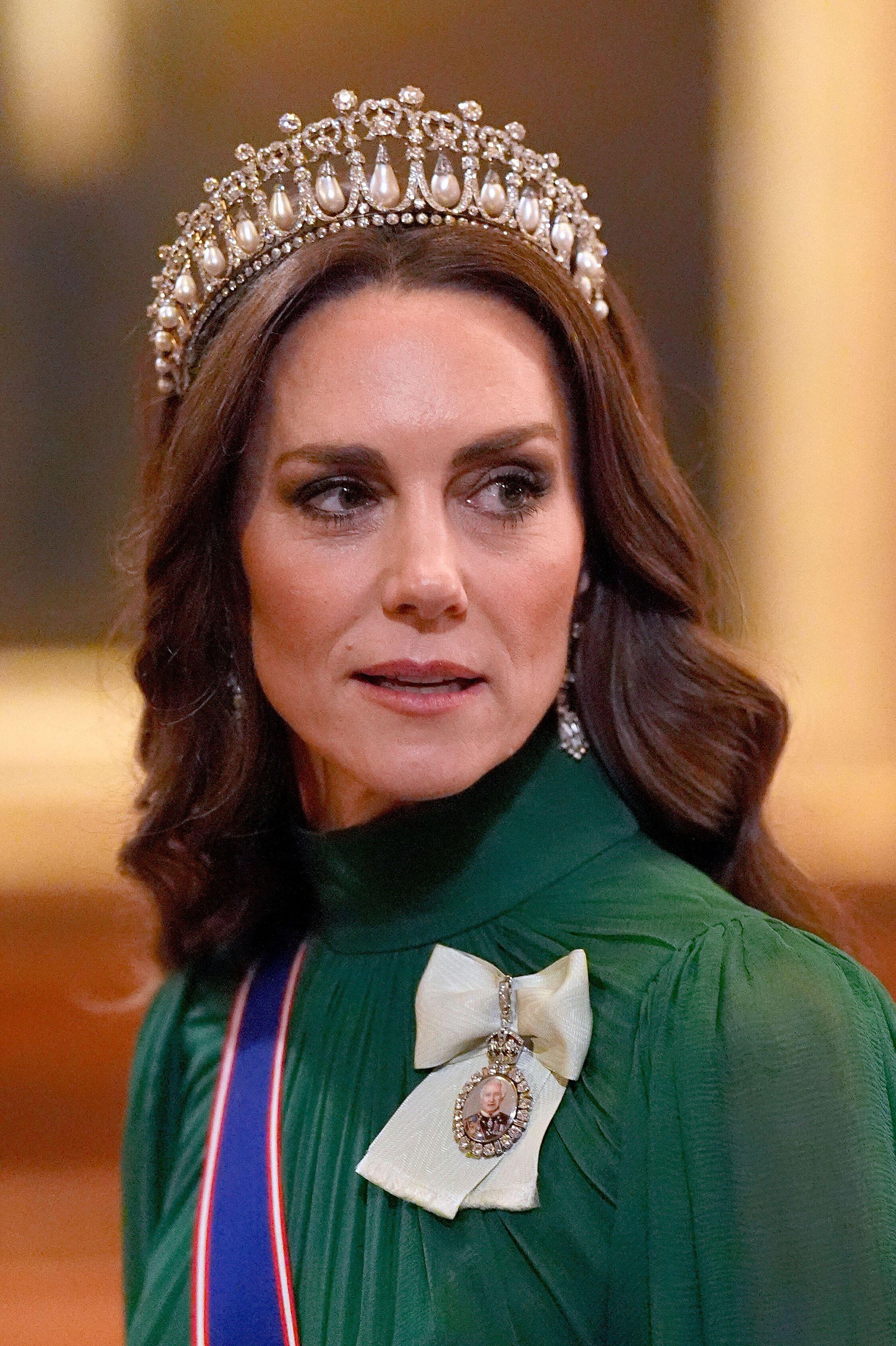 Las tiaras se reservan para mujeres casadas y refuerzan jerarquías dentro de la familia (Grosby)