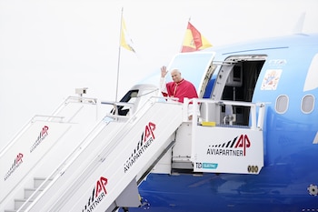 El papa León XIV aterriza en el Aeropuerto Adolfo Suárez Madrid-Barajas, para iniciar una visita oficial a España que incluye varios actos institucionales y religiosos.