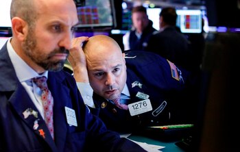 Agentes bursátiles monitorean las operaciones