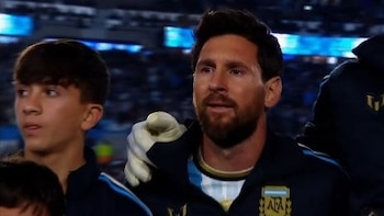 Las lágrimas de Messi y Scaloni durante la emocionante interpretación del himno del ex combatiente Fabio Santana, con la bandera de Malvinas al lado