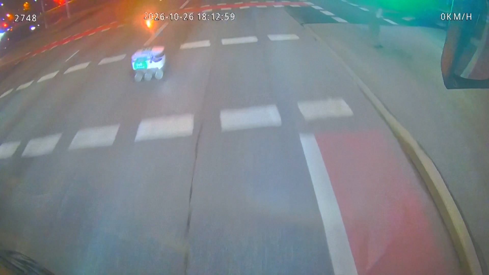 El robot operado por la empresa Bolt ingresó al paso de peatones con la luz roja del semáforo.