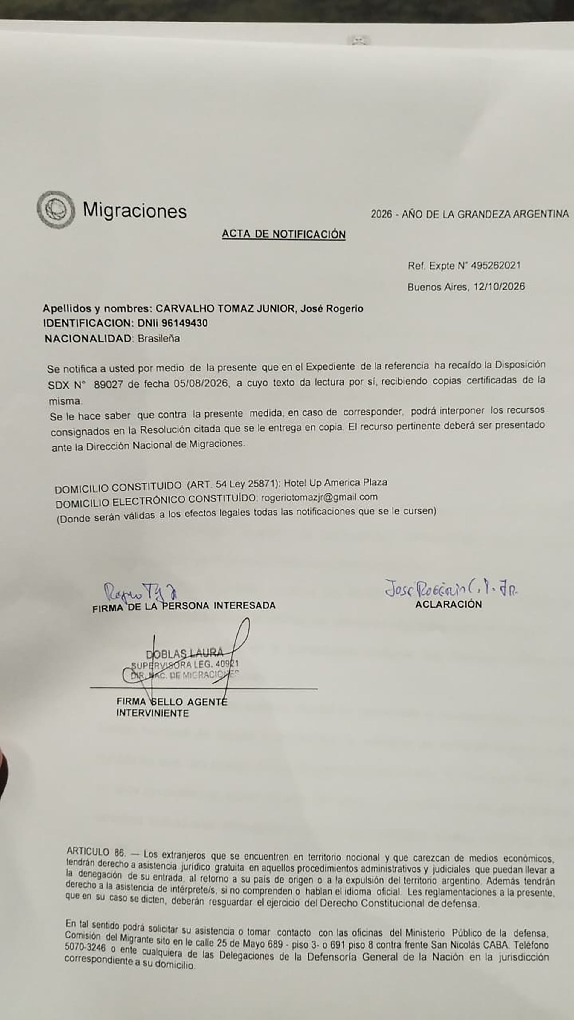 Un acta de notificación de la Dirección Nacional de Migraciones de Argentina informa un trámite administrativo al ciudadano brasileño Rogerio Tomaz Jr.