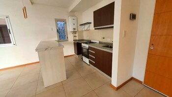 La barra desayunadora separa la