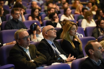 Público y especialistas durante la