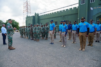 El director de Migración, Luis Rafael Lee Ballester, supervisó el despliegue institucional en los pasos limítrofes. (Foto cortesía Dirección General de Migración)