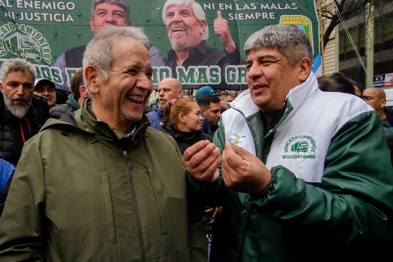Pablo Moyano, con el dirigente bancario Sergio Palazzo, en la marcha de San Cayetano