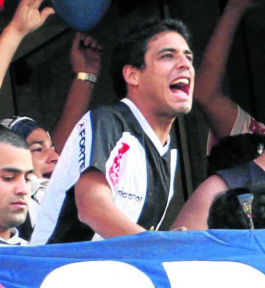 Walter Oyarce Domínguez anima a su equipo en un palco del Estadio Monumental de Ate, Perú, durante un clásico de fútbol en septiembre de 2011, antes de su fallecimiento. (Andina)