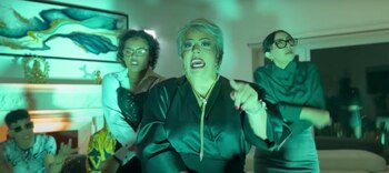 Con varias bailarinas, la periodista